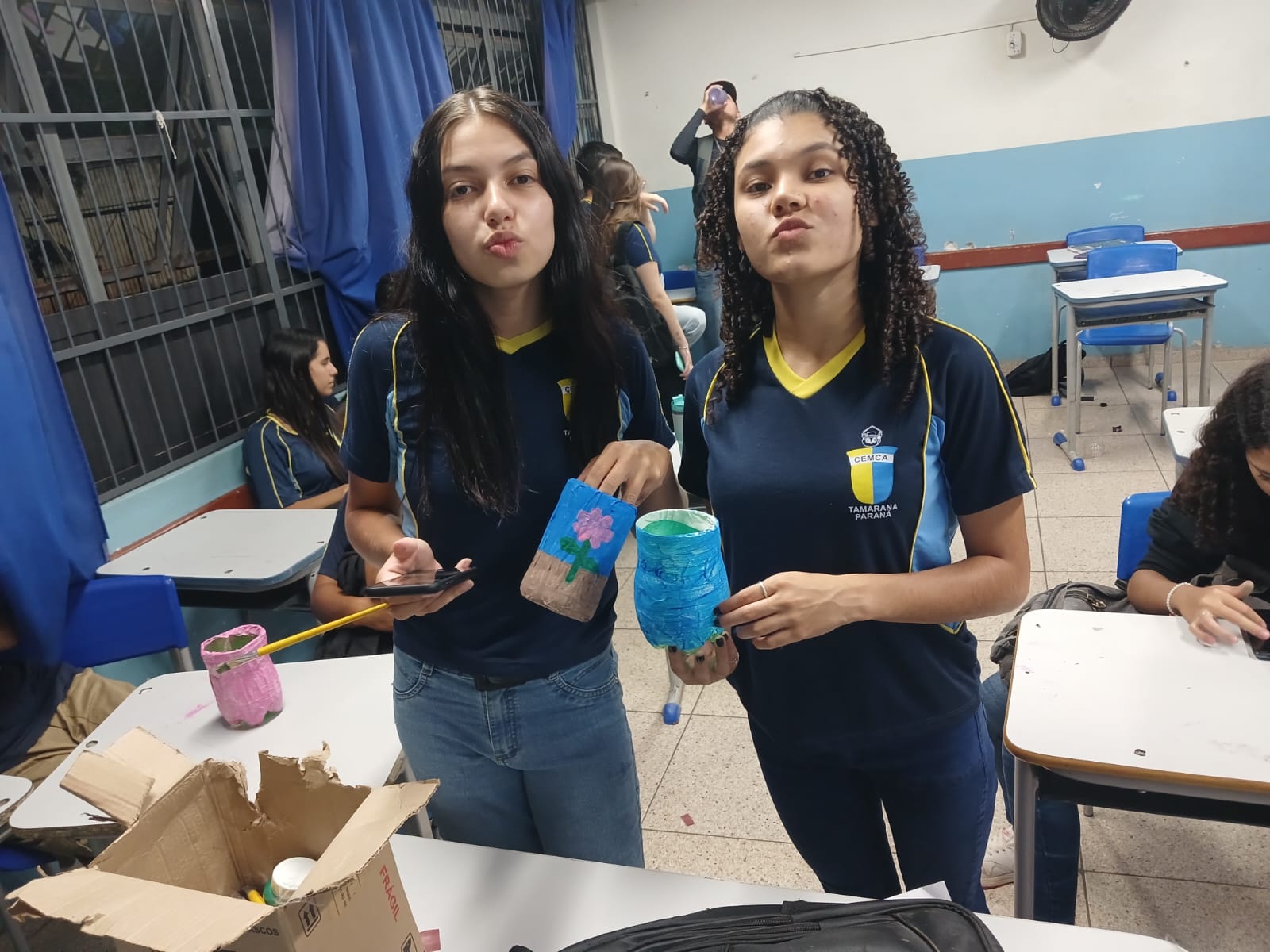 Foto da aula sobre a construção de uma armadilha contra dengue