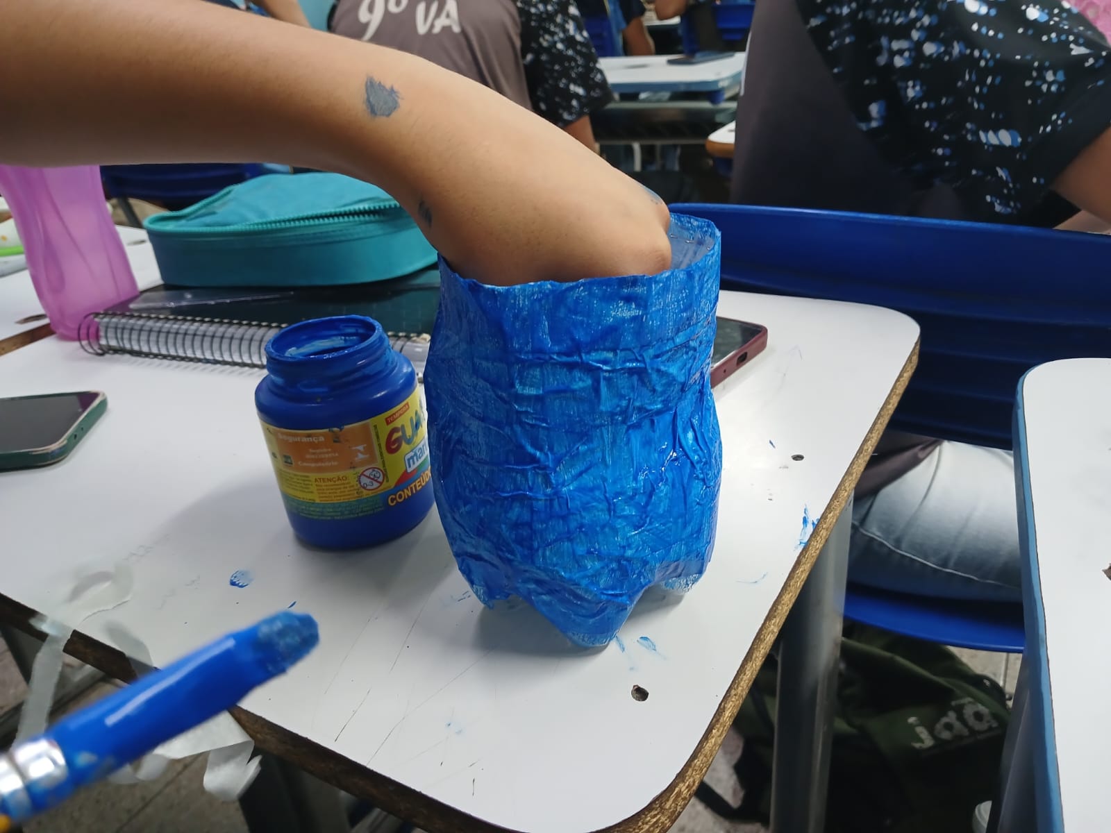 Foto da aula sobre a construção de uma armadilha contra dengue