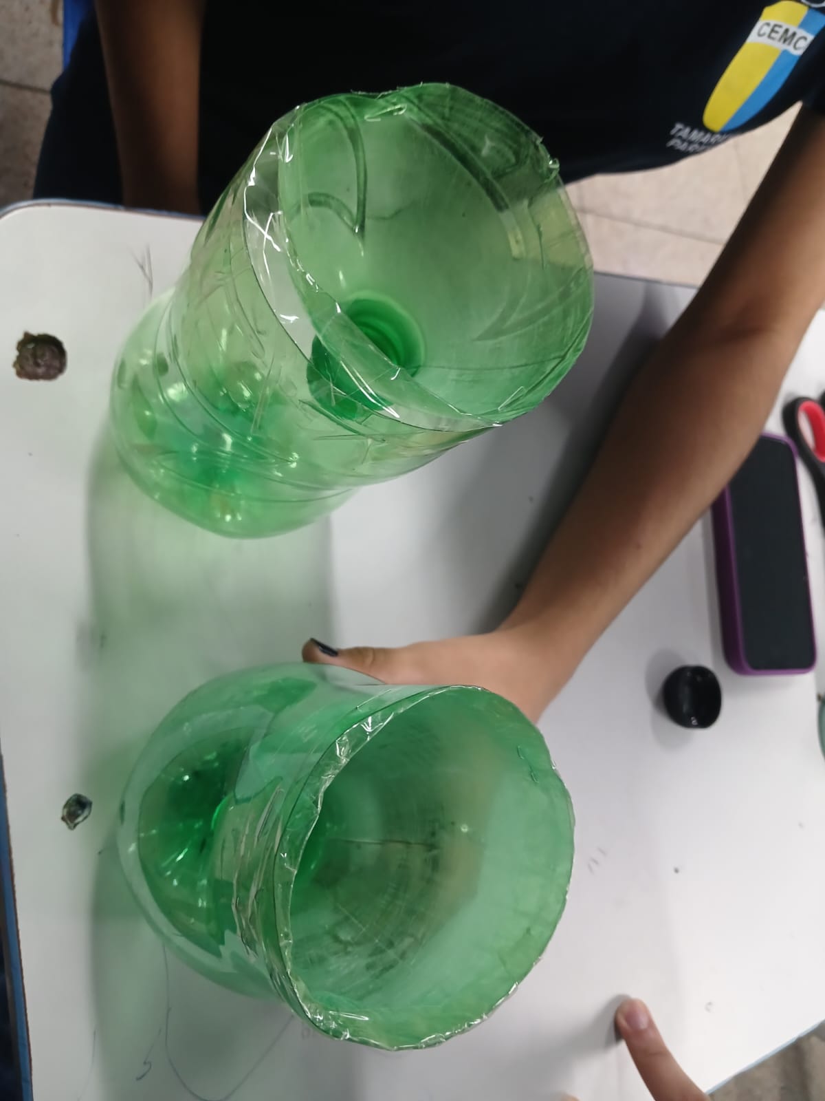 Foto da aula sobre a construção de uma armadilha contra dengue