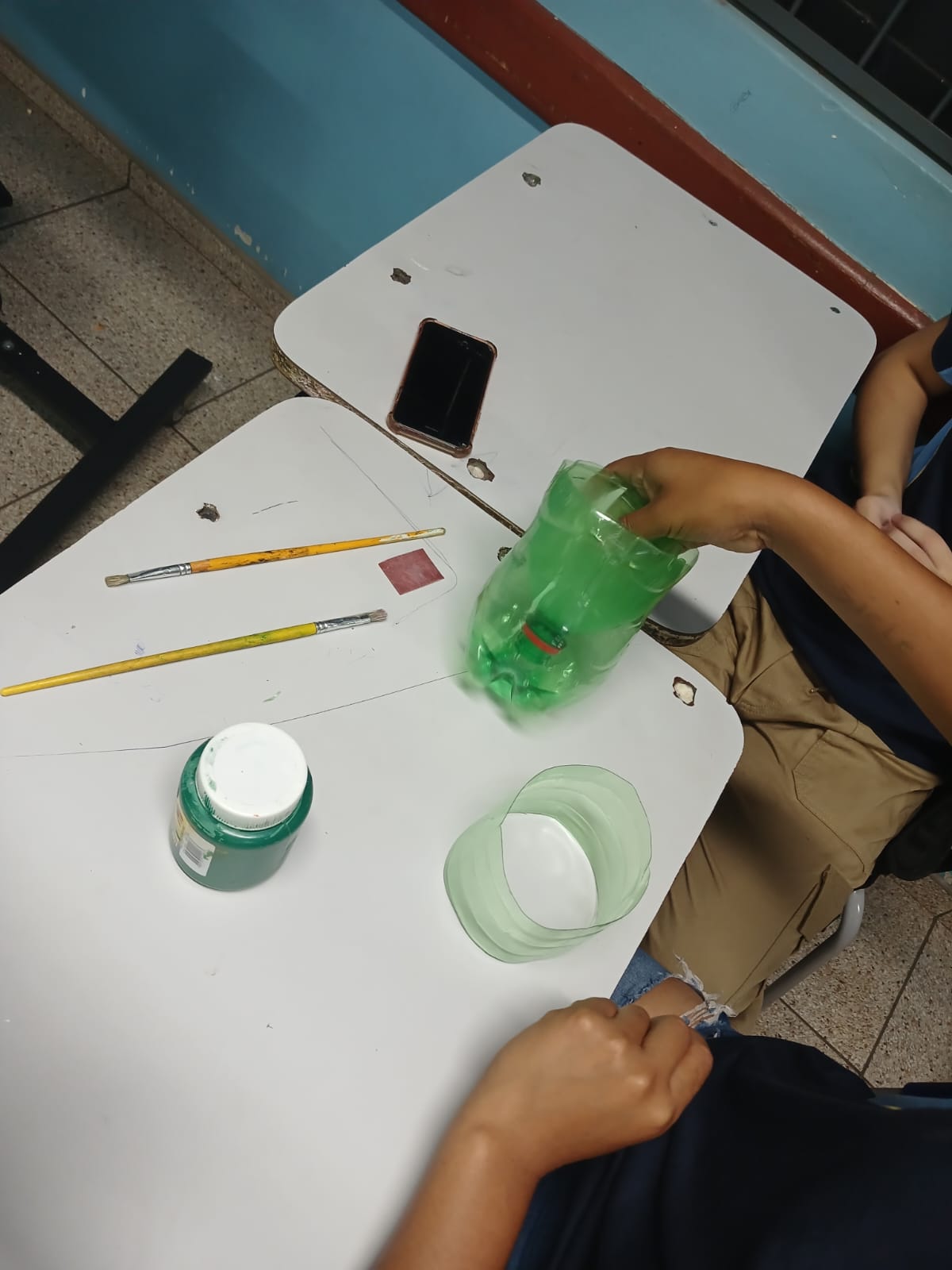 Foto da aula sobre a construção de uma armadilha contra dengue