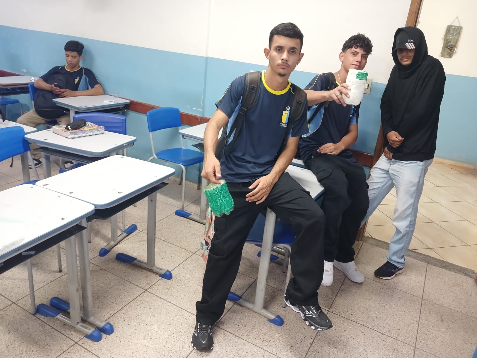 Foto da aula sobre a construção de uma armadilha contra dengue