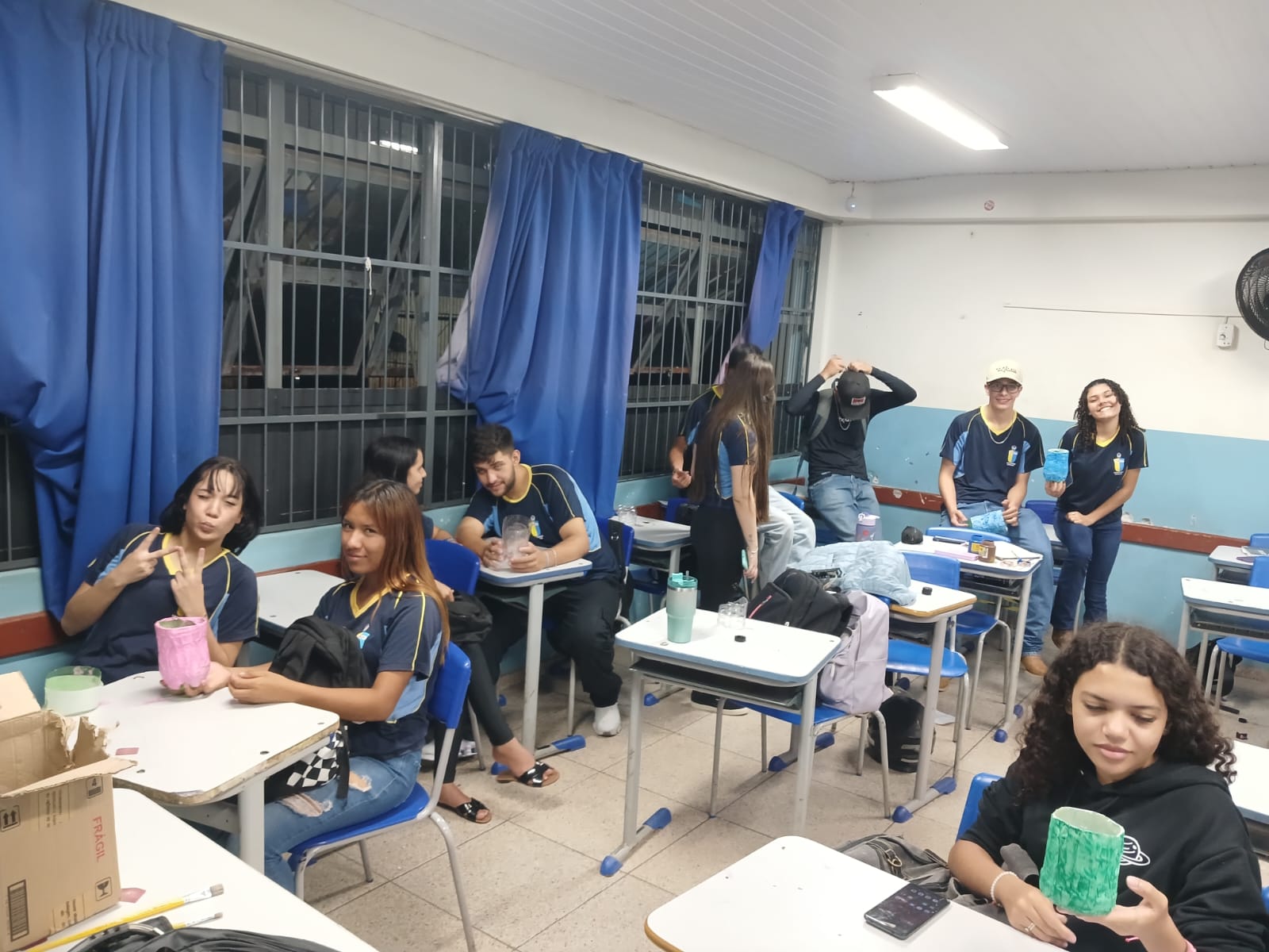 Foto da aula sobre a construção de uma armadilha contra dengue