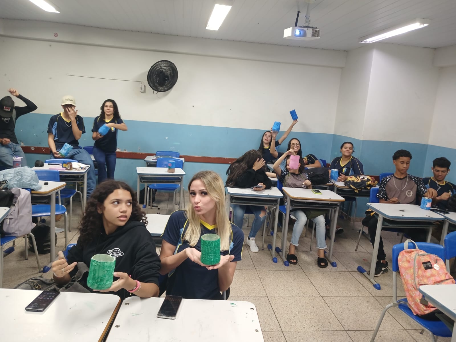 Foto da aula sobre a construção de uma armadilha contra dengue