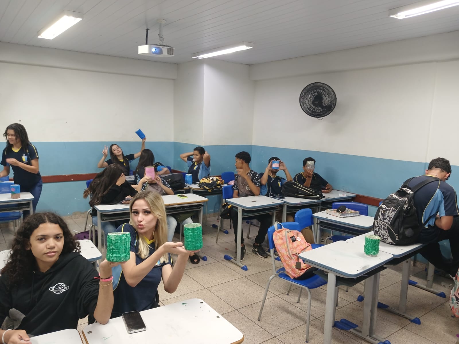 Foto da aula sobre a construção de uma armadilha contra dengue