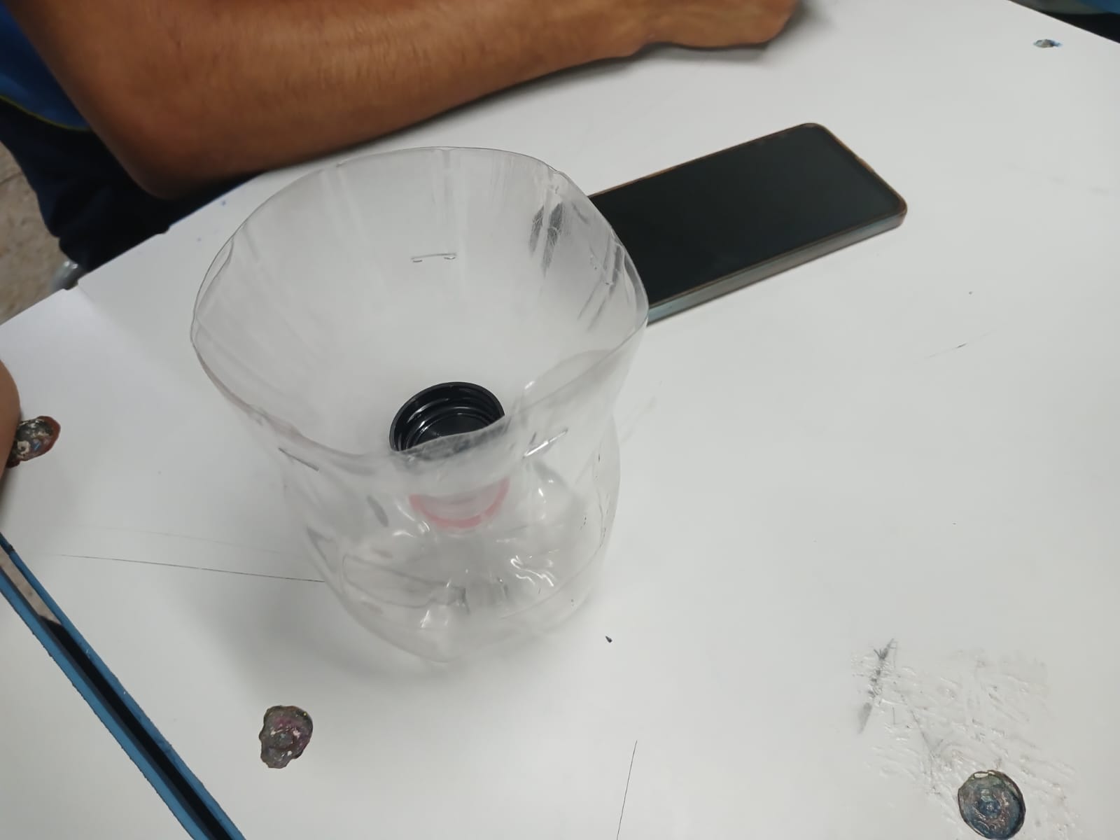 Foto da aula sobre a construção de uma armadilha contra dengue