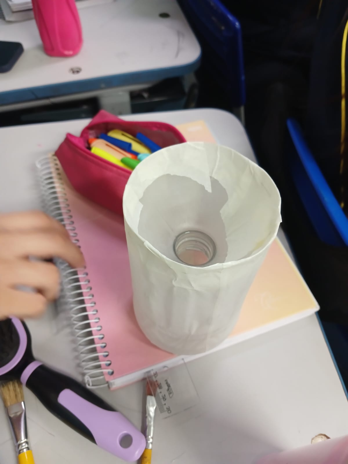 Foto da aula sobre a construção de uma armadilha contra dengue